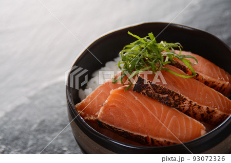 北海道産 サーモンのたたき 海鮮丼 北海道産 サーモンのたたき 海鮮丼 93072326