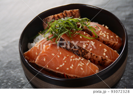 北海道産 サーモンのたたき 海鮮丼 北海道産 サーモンのたたき 海鮮丼 93072328