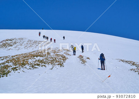 冬の群馬県 谷川岳の肩ノ小屋直下の登山道を進む登山者 冬の群馬県 谷川岳の肩ノ小屋直下の登山道を進む登山者 93072810