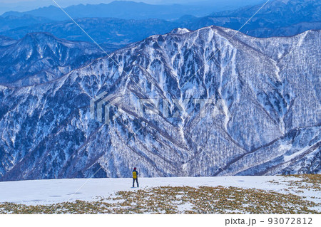 冬の群馬県 谷川岳の山頂付近の肩ノ小屋から南側の山々(阿能川岳,吾妻耶山など)を見る 冬の群馬県 谷川岳の山頂付近の肩ノ小屋から南側の山々(阿能川岳,吾妻耶山など)を見る 93072812