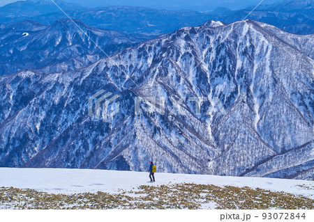 冬の群馬県 谷川岳の山頂付近の肩ノ小屋から南側の山々(阿能川岳,吾妻耶山など)を見る 93072844