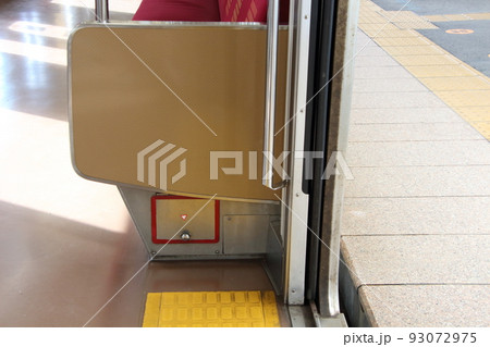 ドアコック(車内:宇都宮線205系電車) ドアコック(車内:宇都宮線205系電車) 93072975