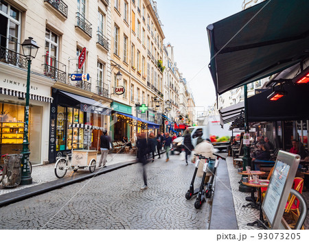 パリの人気マルシェ　モントルグイユ通り　※一部ソフトフォーカス 93073205