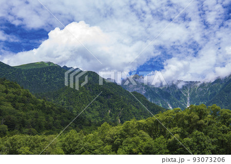 自然豊かな上高地 93073206