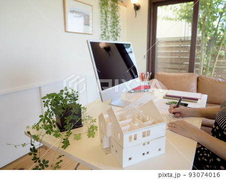 ホームオフィス　在宅勤務のワークスペース　女性の働き方　マイホーム　住宅設計　間取り図　住宅模型 93074016