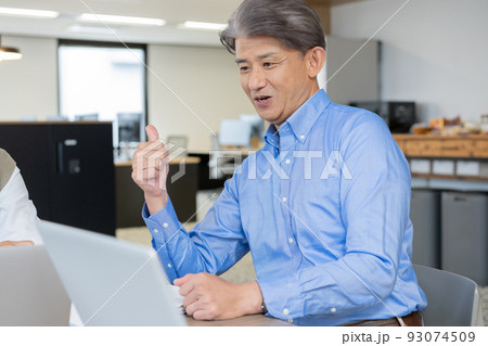オフィスで仕事をするシニア男性 オフィスで仕事をするシニア男性 93074509
