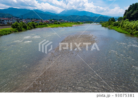 魚野川と田舎の風景(撮影・新潟県魚沼市) 魚野川と田舎の風景(撮影・新潟県魚沼市) 93075381