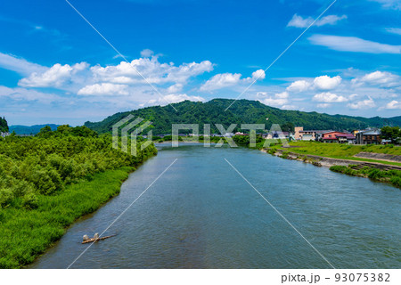 魚野川と田舎の風景(撮影・新潟県魚沼市) 魚野川と田舎の風景(撮影・新潟県魚沼市) 93075382