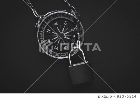 Compass and lock. Travel ban. Restriction of movement. Tourist vacation. 93075514