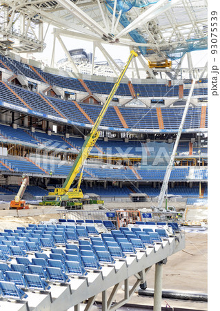 Interior of the stadium in full works and renovation of the venue where Real Madrid C.F. Football field. Field full of machines. Real Madrid C.F. 93075539