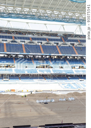 Interior of the stadium in full works and renovation of the venue where Real Madrid C.F. Football field. Field full of machines. Real Madrid C.F. 93075541