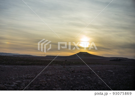 乾燥した荒涼とした土地に沈みゆく太陽　モロッコの街マラケッシュの郊外にて 93075869