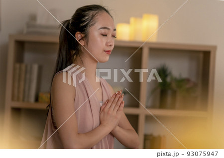 夜　ヨガ　若い女性　瞑想 93075947