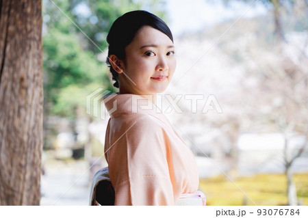 京都観光をする着物姿の女性 93076784