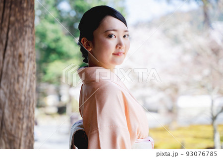 京都観光をする着物姿の女性 京都観光をする着物姿の女性 93076785