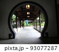 上海古猗園内廊下から見た風景 93077287