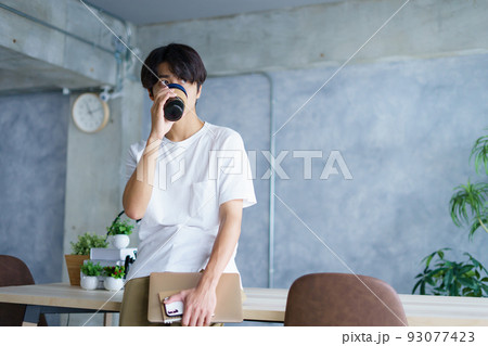 カフェで勉強する若い男性 カフェで勉強する若い男性 93077423