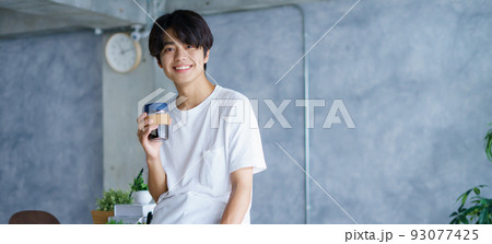 カフェで勉強する若い男性 カフェで勉強する若い男性 93077425