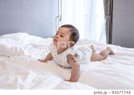 ハイハイをしようと頑張る新生児 ハイハイをしようと頑張る新生児 93077748