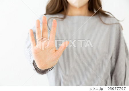 若い女性の手のひら 若い女性の手のひら 93077797