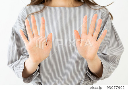 若い女性の手のひら 93077902
