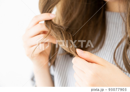 髪の毛先を気にする若い女性 髪の毛先を気にする若い女性 93077903