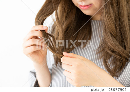髪の毛先を気にする若い女性 髪の毛先を気にする若い女性 93077905