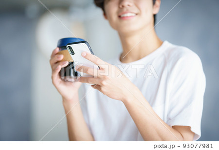 スマホを見る若者 93077981