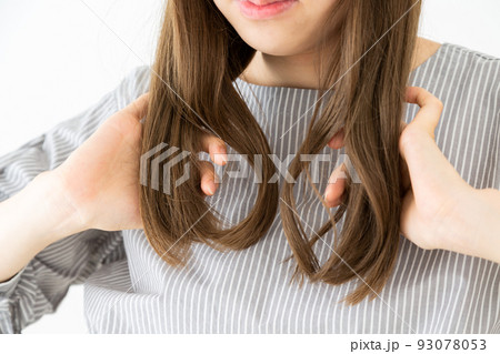 若い女性のロングヘアの髪の毛 若い女性のロングヘアの髪の毛 93078053