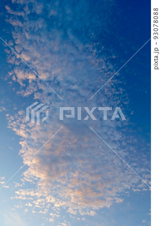 夕陽に染まるうろこ雲と青空 空の背景素材 夕陽に染まるうろこ雲と青空 空の背景素材 93078088