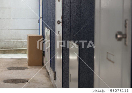 マンションに置き配されているダンボール 93078111