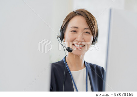 オペレーターの顔のアップ オペレーターの顔のアップ 93078169