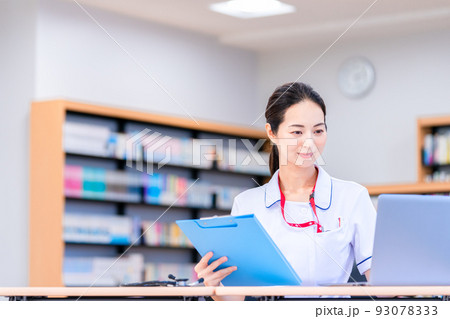 データ入力をする看護師　撮影協力：中央工学校附属日本語学校 93078333