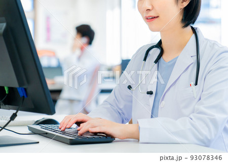 オンライン診療をする若い女医 93078346