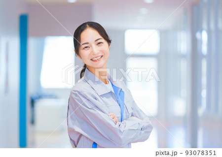 腕組みする若いエンジニア 撮影協力:中央工学校附属日本語学校 腕組みする若いエンジニア 撮影協力:中央工学校附属日本語学校 93078351