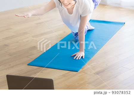 自宅でオンラインヨガをする若い女性 93078352