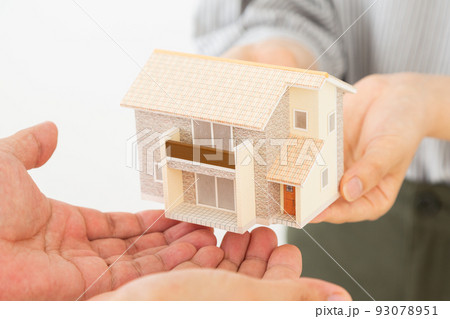 住宅模型を持つ若い男女 93078951