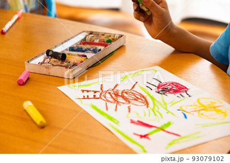 子どものお絵描き 93079102