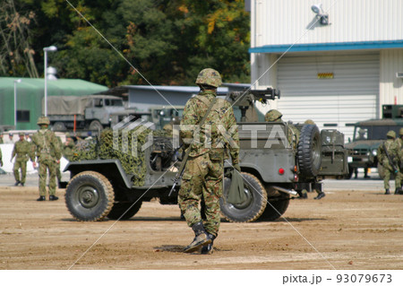 訓練を終えた自衛隊員 訓練を終えた自衛隊員 93079673