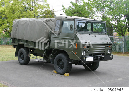 駐車中の陸上自衛隊中型トラック 93079674