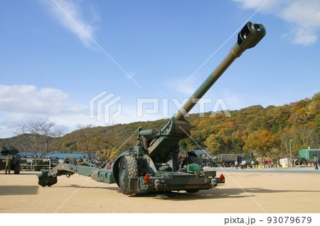 展示中の陸上自衛隊の榴弾砲 93079679
