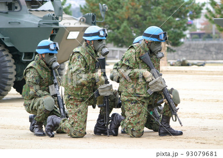 ガスマスクを着けた自衛隊員の写真素材 [93079681] - PIXTA
