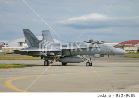 展示される米海軍の戦闘機F/A-18C 93079689