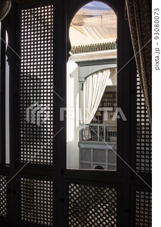 歴史的なモロッコの街マラケッシュの建物、リヤド 93080073