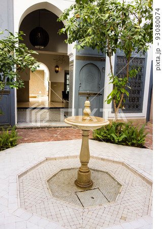 歴史的なモロッコの街マラケッシュの建物、噴水のあるリヤドの中庭 93080074