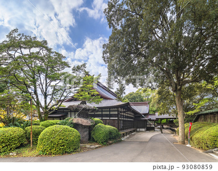 [九州・福津] 宮地嶽神社の裏庭にある玉散らしの庭木と野面灯篭。 93080859