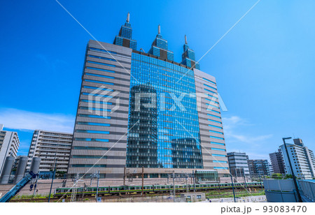 日本の川崎都市景観　川崎駅前のNTT DoCoMo川崎ビルなどを望む 93083470
