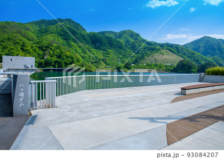 八ッ場あがつま湖 八ッ場ダム 天端付近からの眺め 初夏の風景 八ッ場あがつま湖 八ッ場ダム 天端付近からの眺め 初夏の風景 93084207