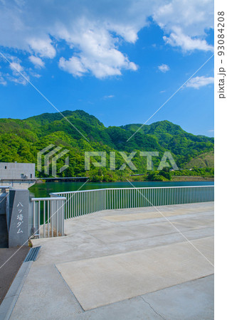 八ッ場あがつま湖 八ッ場ダム 天端付近からの眺め 初夏の風景 八ッ場あがつま湖 八ッ場ダム 天端付近からの眺め 初夏の風景 93084208