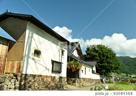 石積の基礎に立つ旧家の佇まい 93084368